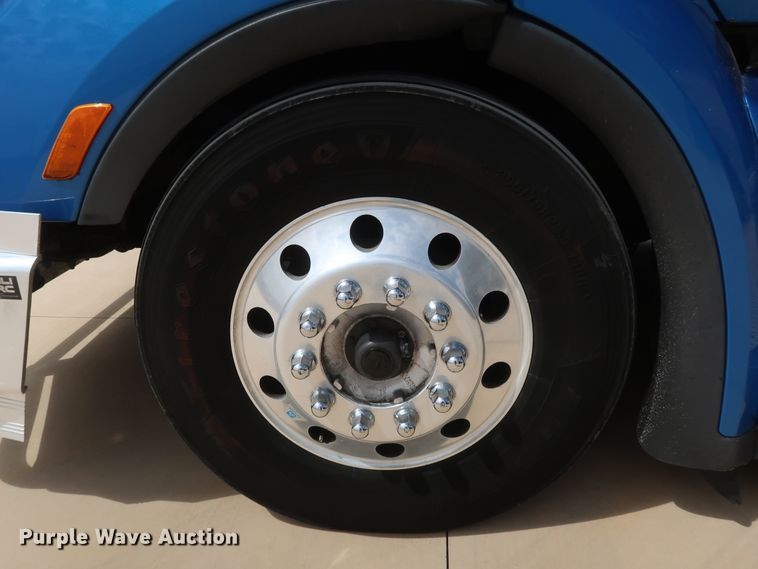 image for item IY9155 2016 Peterbilt 579  semi truck