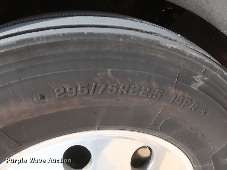 image for item IY9155 2016 Peterbilt 579  semi truck