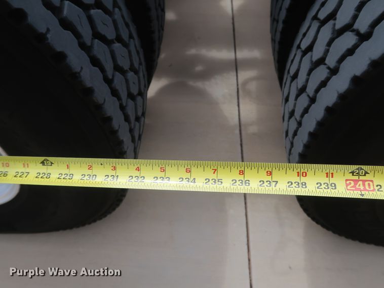 image for item IY9155 2016 Peterbilt 579  semi truck