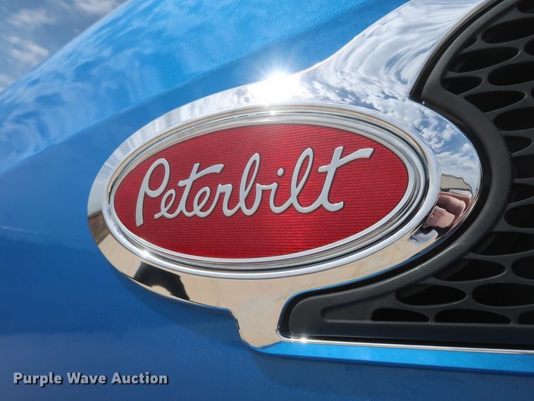 image for item IY9155 2016 Peterbilt 579  semi truck