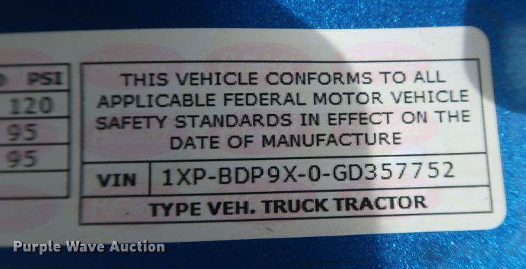 image for item IY9155 2016 Peterbilt 579  semi truck