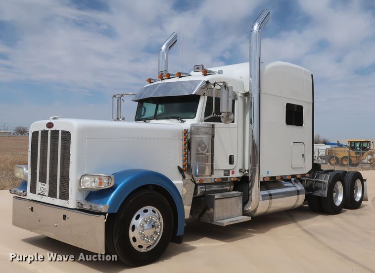 image for item IY9156 2008 Peterbilt 389  semi truck