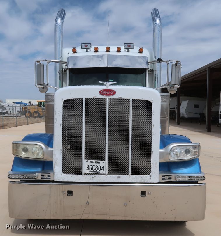 image for item IY9156 2008 Peterbilt 389  semi truck