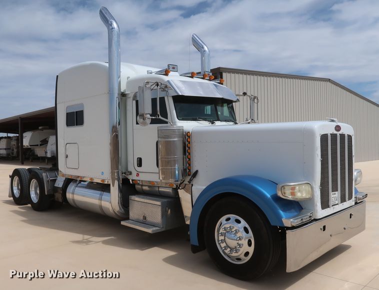 image for item IY9156 2008 Peterbilt 389  semi truck