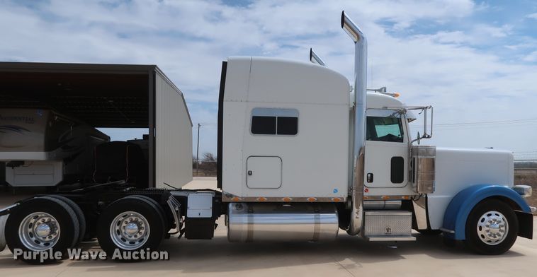 image for item IY9156 2008 Peterbilt 389  semi truck