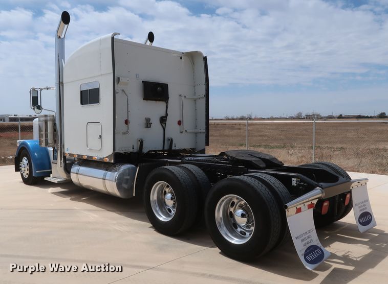 image for item IY9156 2008 Peterbilt 389  semi truck