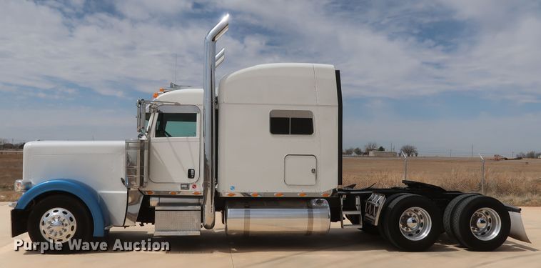 image for item IY9156 2008 Peterbilt 389  semi truck