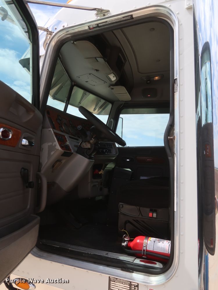 image for item IY9156 2008 Peterbilt 389  semi truck