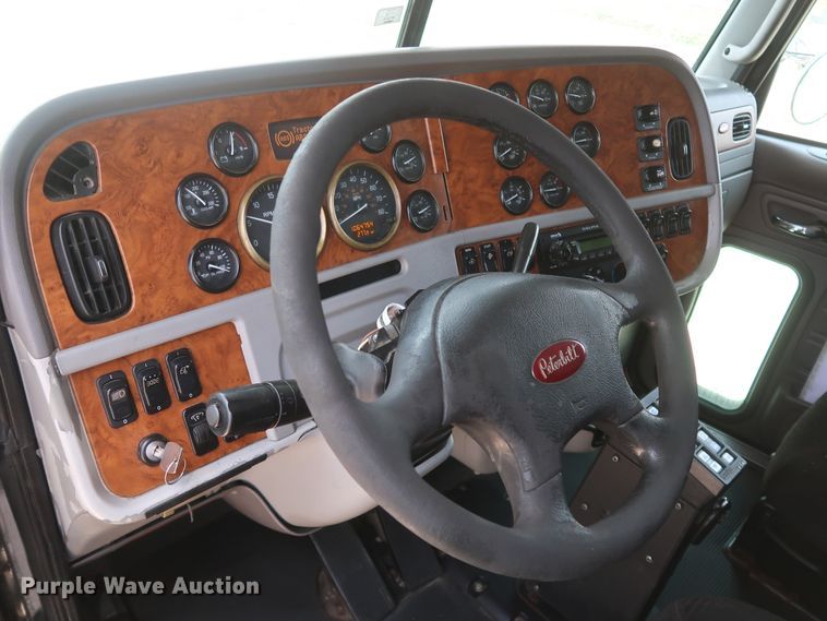 image for item IY9156 2008 Peterbilt 389  semi truck