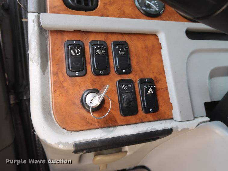 image for item IY9156 2008 Peterbilt 389  semi truck