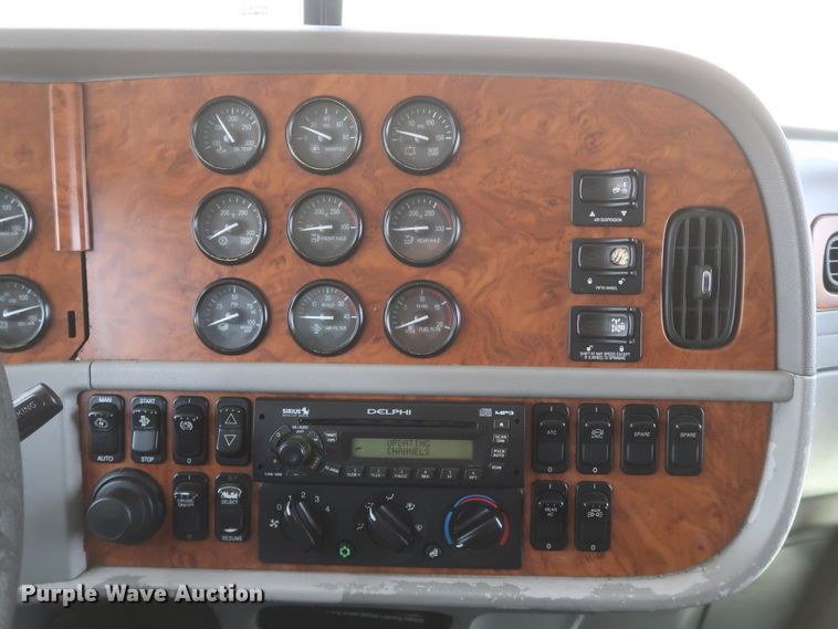 image for item IY9156 2008 Peterbilt 389  semi truck