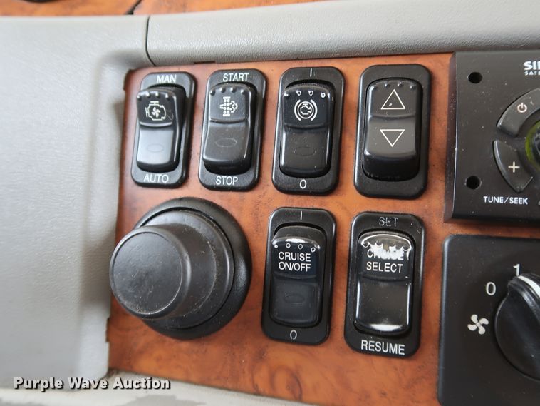 image for item IY9156 2008 Peterbilt 389  semi truck