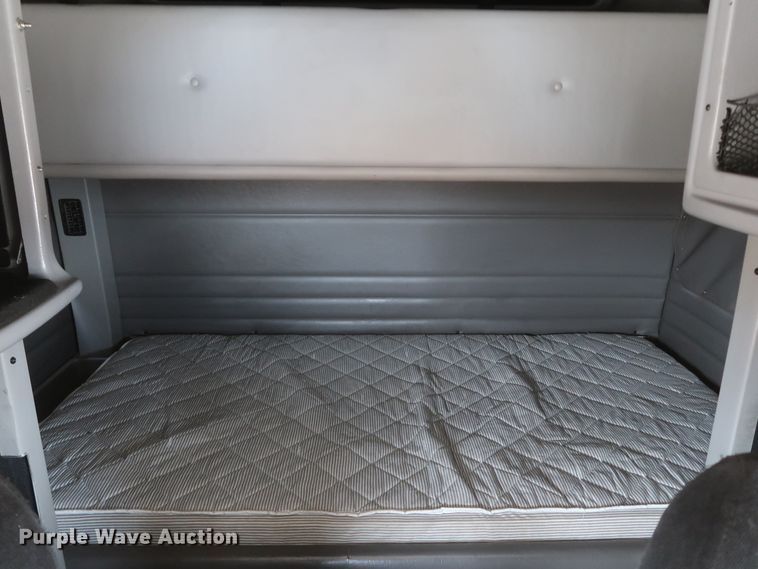 image for item IY9156 2008 Peterbilt 389  semi truck