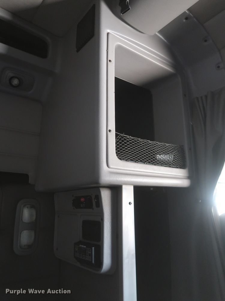 image for item IY9156 2008 Peterbilt 389  semi truck