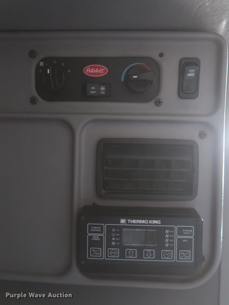 image for item IY9156 2008 Peterbilt 389  semi truck