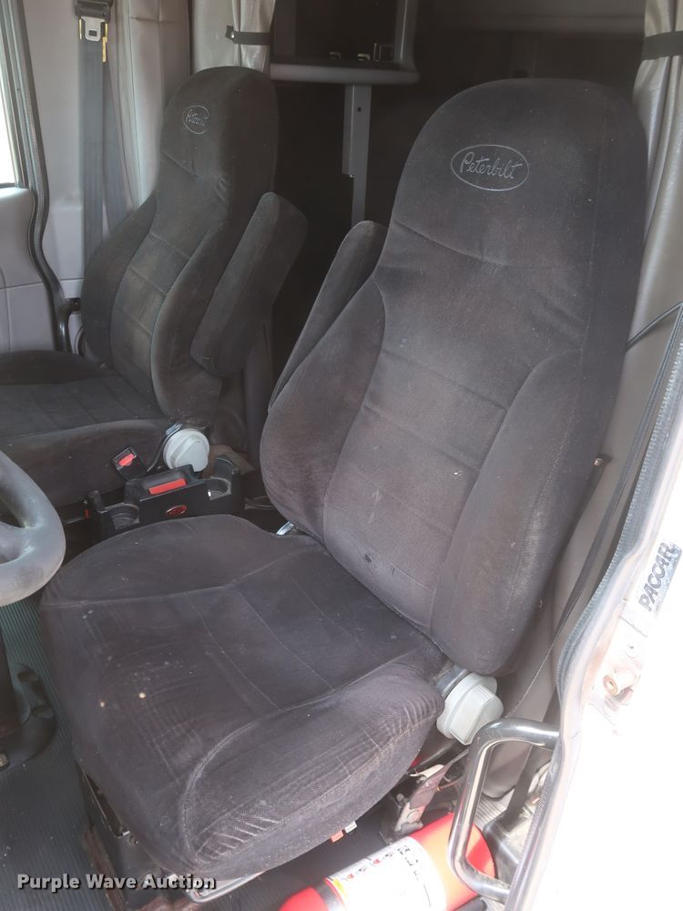 image for item IY9156 2008 Peterbilt 389  semi truck