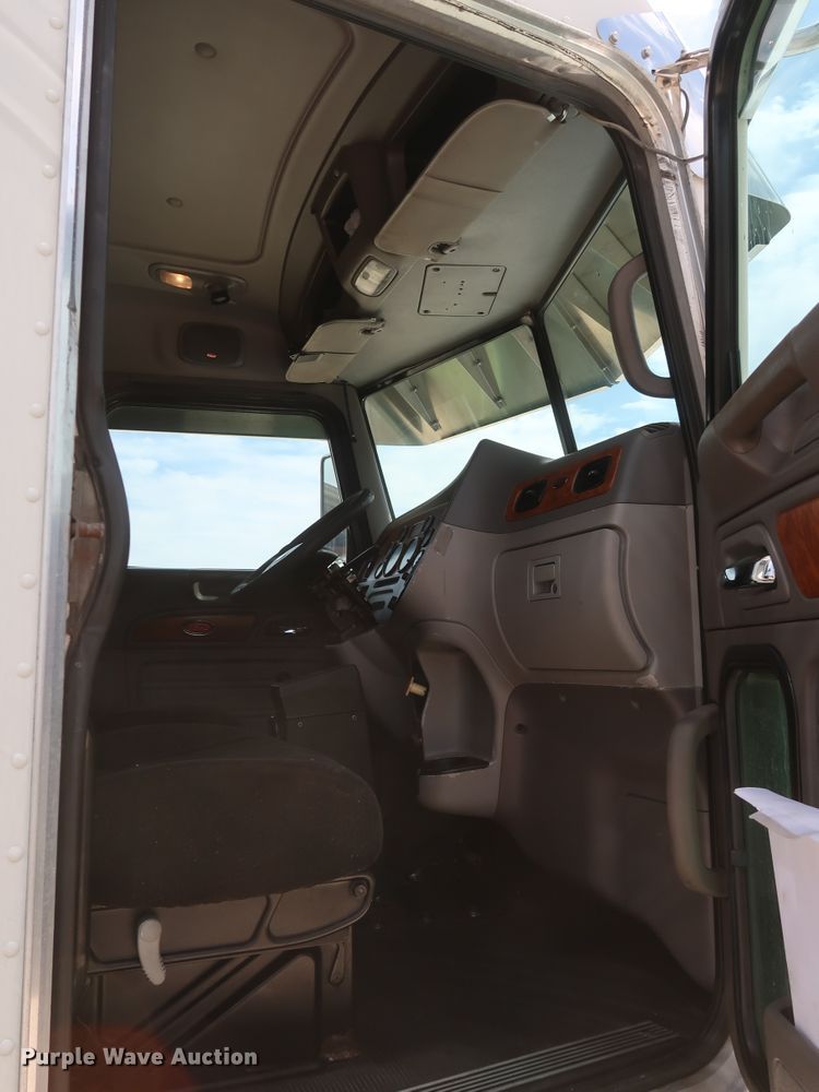 image for item IY9156 2008 Peterbilt 389  semi truck