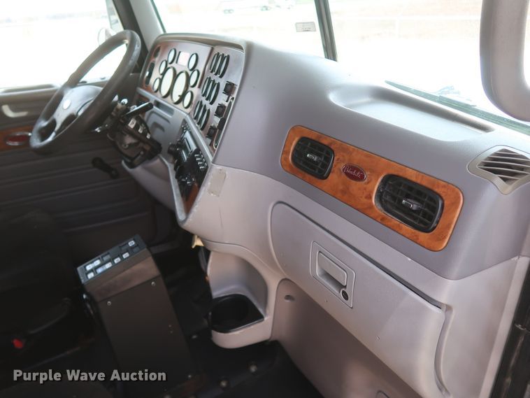 image for item IY9156 2008 Peterbilt 389  semi truck