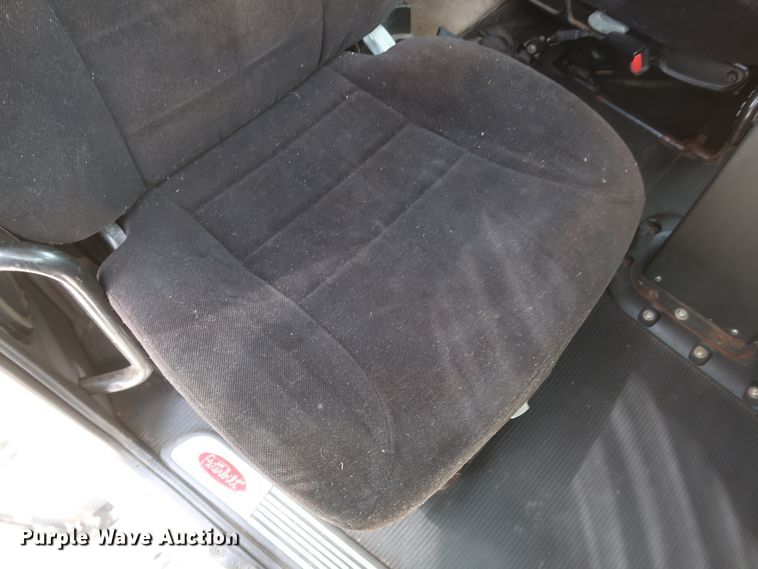 image for item IY9156 2008 Peterbilt 389  semi truck