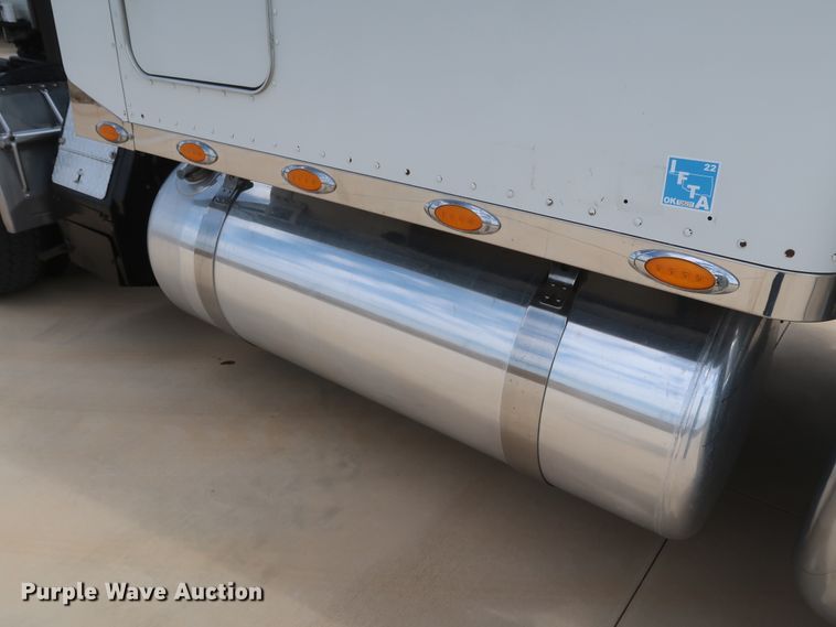 image for item IY9156 2008 Peterbilt 389  semi truck