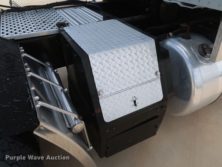 image for item IY9156 2008 Peterbilt 389  semi truck