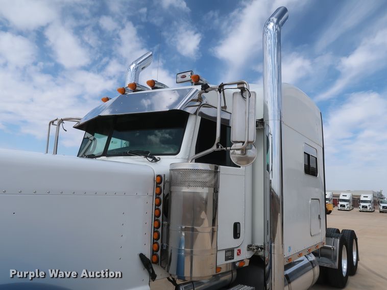 image for item IY9156 2008 Peterbilt 389  semi truck