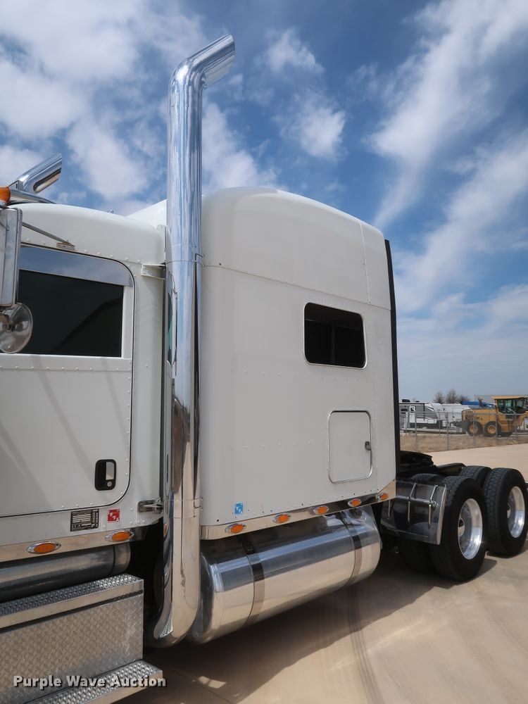 image for item IY9156 2008 Peterbilt 389  semi truck