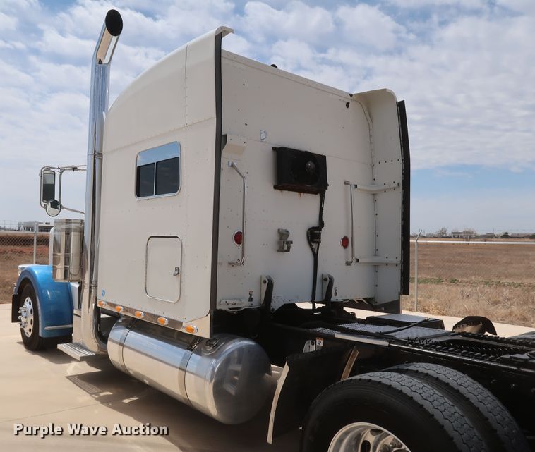 image for item IY9156 2008 Peterbilt 389  semi truck