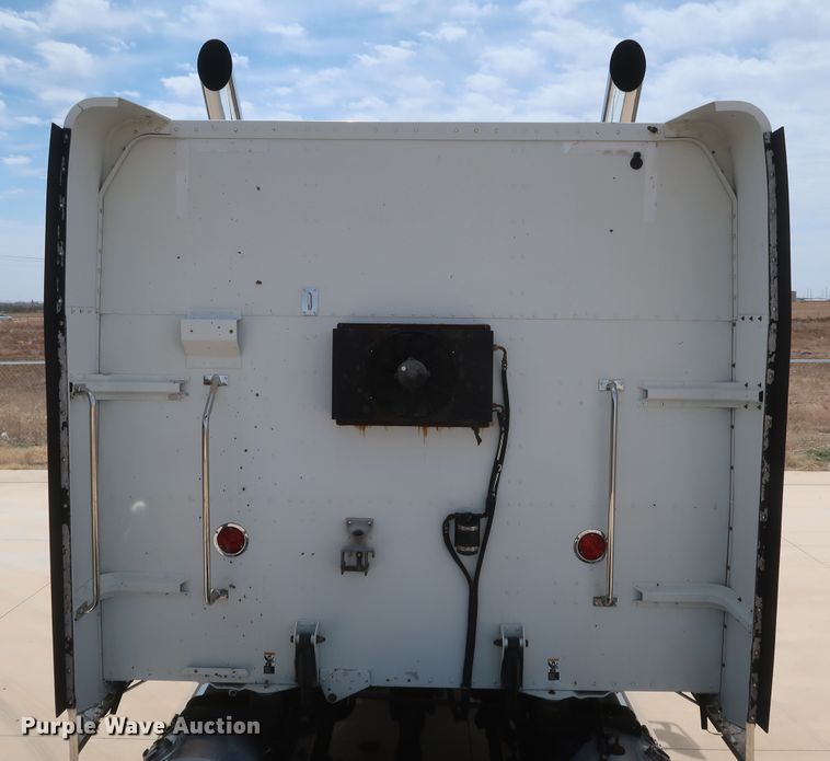 image for item IY9156 2008 Peterbilt 389  semi truck