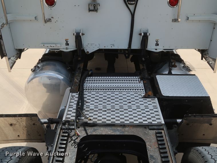 image for item IY9156 2008 Peterbilt 389  semi truck