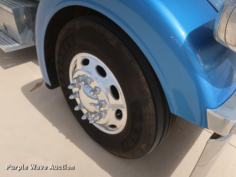 image for item IY9156 2008 Peterbilt 389  semi truck