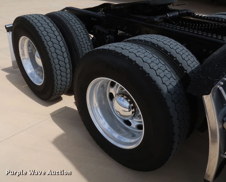 image for item IY9156 2008 Peterbilt 389  semi truck