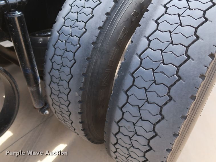 image for item IY9156 2008 Peterbilt 389  semi truck