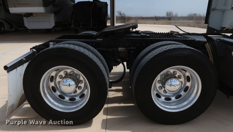 image for item IY9156 2008 Peterbilt 389  semi truck