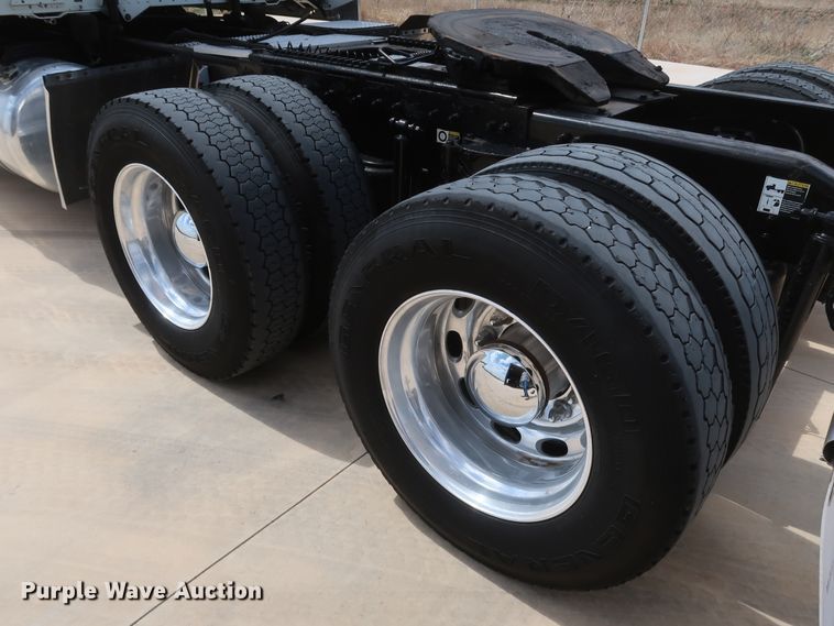 image for item IY9156 2008 Peterbilt 389  semi truck