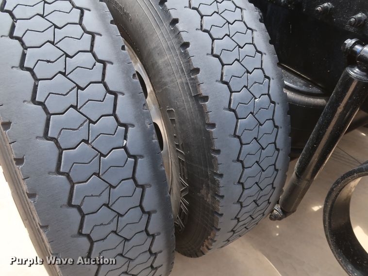 image for item IY9156 2008 Peterbilt 389  semi truck