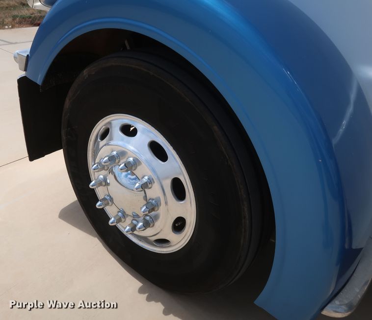 image for item IY9156 2008 Peterbilt 389  semi truck