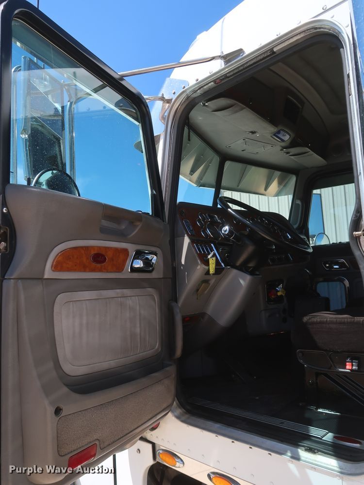 image for item IY9160 2006 Peterbilt 379  semi truck