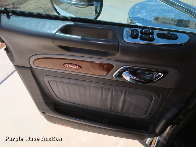 image for item IY9160 2006 Peterbilt 379  semi truck