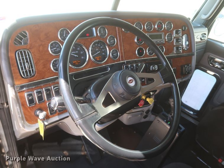 image for item IY9160 2006 Peterbilt 379  semi truck