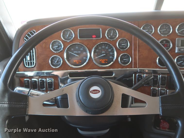 image for item IY9160 2006 Peterbilt 379  semi truck