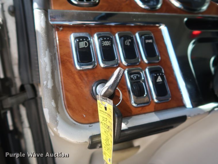 image for item IY9160 2006 Peterbilt 379  semi truck