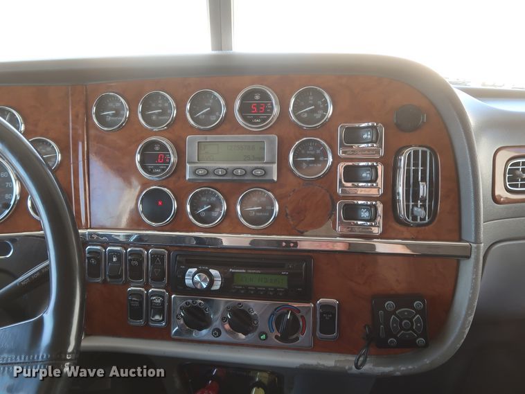 image for item IY9160 2006 Peterbilt 379  semi truck