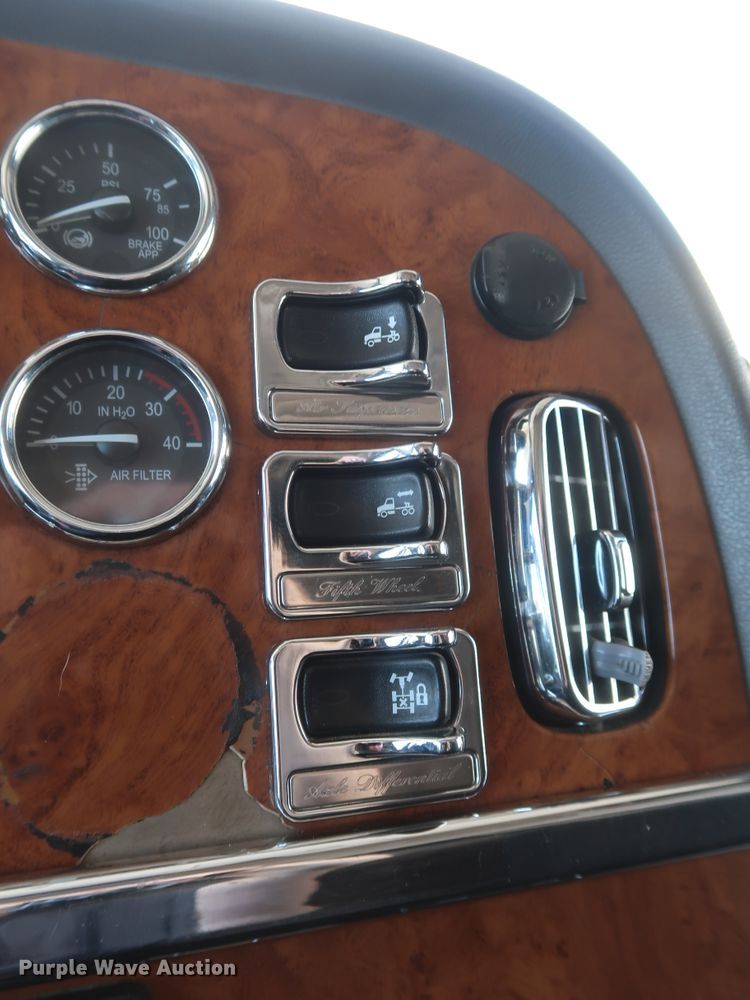 image for item IY9160 2006 Peterbilt 379  semi truck