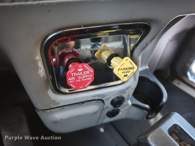 image for item IY9160 2006 Peterbilt 379  semi truck