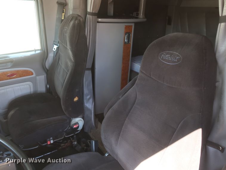 image for item IY9160 2006 Peterbilt 379  semi truck