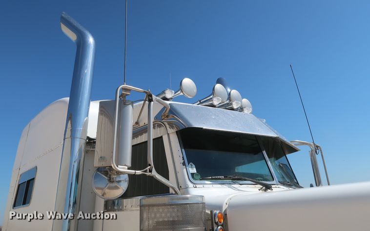 image for item IY9160 2006 Peterbilt 379  semi truck