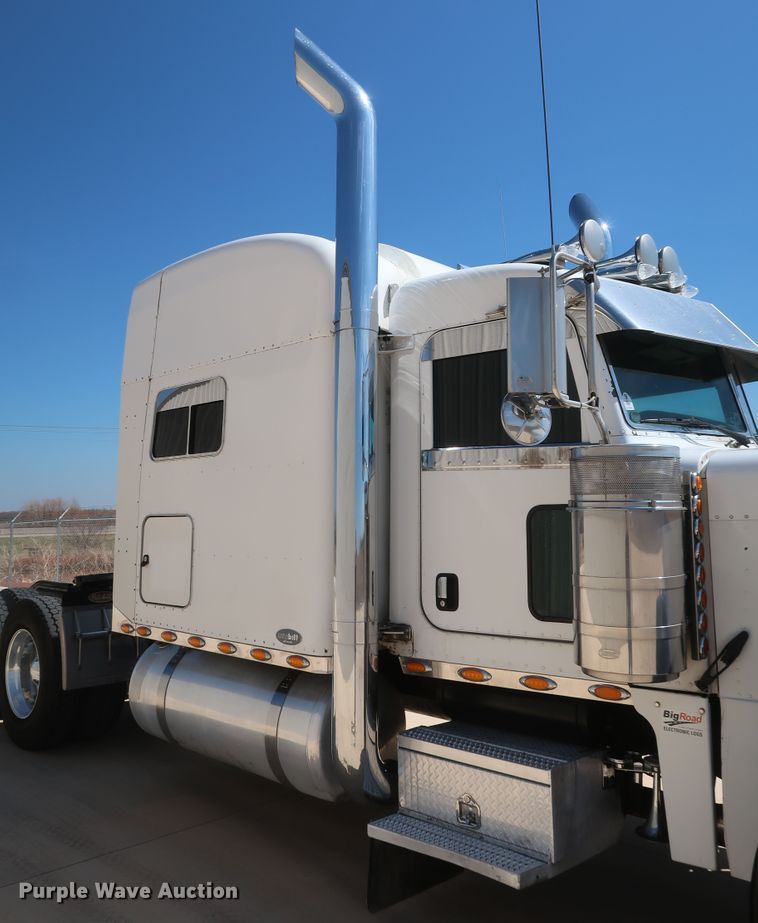 image for item IY9160 2006 Peterbilt 379  semi truck