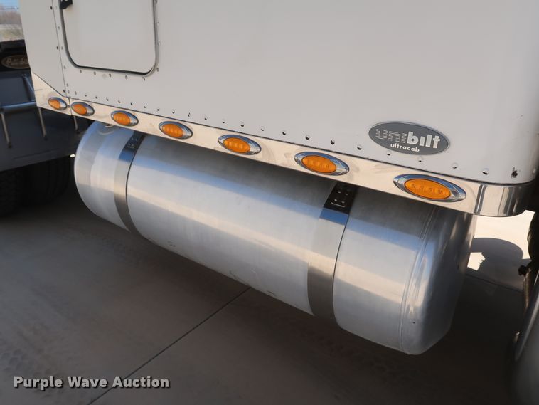 image for item IY9160 2006 Peterbilt 379  semi truck