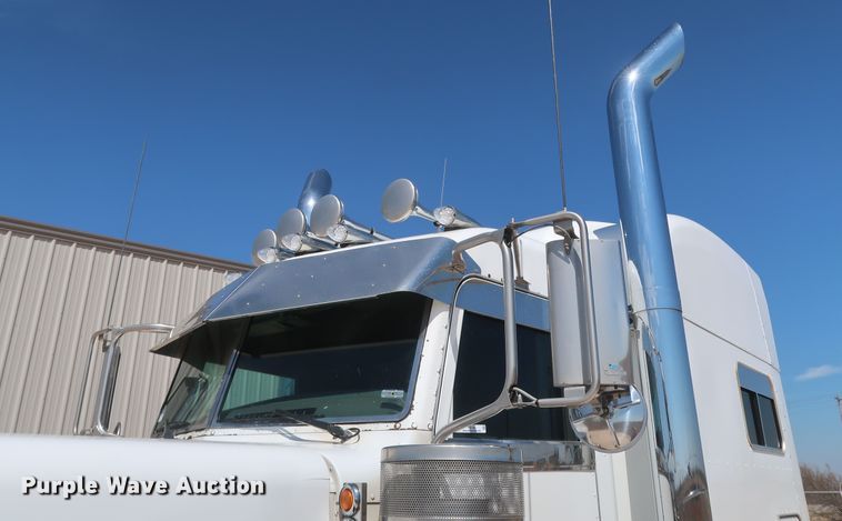 image for item IY9160 2006 Peterbilt 379  semi truck